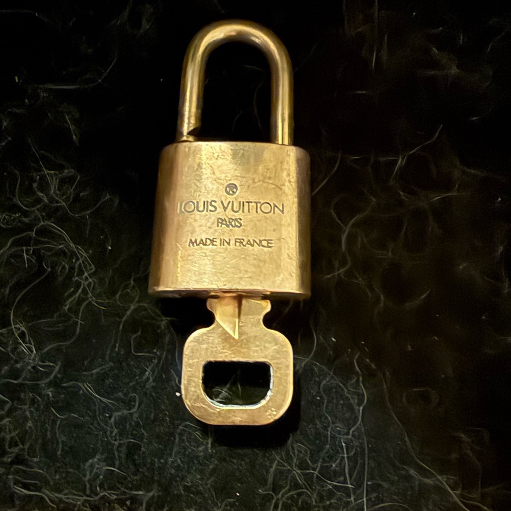 Louis Vuitton Gold Padlock and Key 310 w Unbranded Chain - Picture 5 of 7